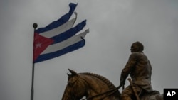 Una bandera cubana ondea frente al monumento a Calixto García en La Habana, durante el paso del huracán Rafael.