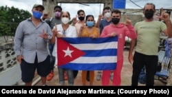 Algunos de los firmantes que entregaron notificación a las autoridades de Cienfuegos para realizar La Marcha contra la Violencia el próximo 20 de noviembre.