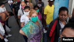 Cubanos esperan en fila para adquirir alimentos en La Habana, a finales de marzo del 2020.