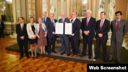 El presidente de Perú, Pedro Pablo Kuczynski (izq.) y el presdiente de de la SIP, Matt Sanders, sostienen copias firmadas de la Declaración de Chapultepec.