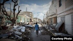 Tejas de fibrocemento y zinc en el suelo, arrancadas por el huracán Irma