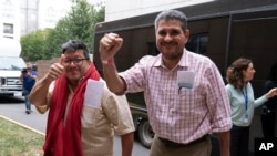 Los nicaragüenses Juan Sebastián Chamorro acompañados por Pedro Vázquez celebran su liberación a su llegada a un hotel después de llegar al Aeropuerto Internacional Washington Dulles, en Chantilly, Virginia, el jueves 9 de febrero de 2023.(Foto AP/José Luis Magaña)