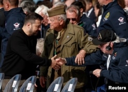 El presidente de Ucrania, Volodymyr Zelensky, se reúne con veteranos en la ceremonia internacional que conmemora el 80º aniversario del desembarco del Día D de 1944. REUTERS/Benoit Tessier