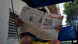 Un hombre en La Habana lee Granma, órgano del Partido Comunista de Cuba. (Foto de archivo e AP/Ramón Espinosa).