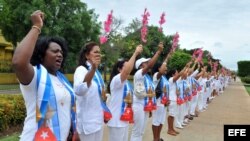 Berta Soler (i), líder del grupo Damas de Blanco, participa en la tradicional marcha por la 5ta avenida, en La Habana. 