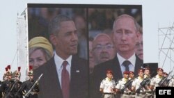 El presidente ruso Vladimir Putin (dcha) y el estadounidense Barack Obama (izda) participan en los actos de conmemoración del 70 aniversario del Desembarco de Normandía, en la playa de Ouistreham, Francia.