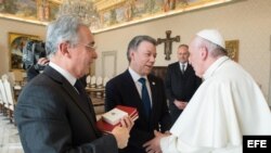 El papa se reune con Santos y Uribe durante treinta minutos