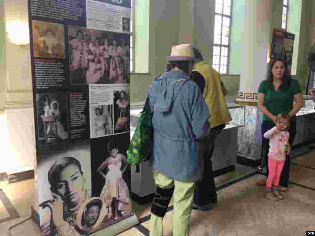 Fotos y otros objetos personales de Celia Cruz, en la exhibición del Cementerio Woodlawn. (Foto: Carmen María Rodríguez)