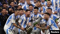 El equipo de Argentina levanta el trofeo después de ganar la Copa América 2024 REUTERS/Agustin Marcarian