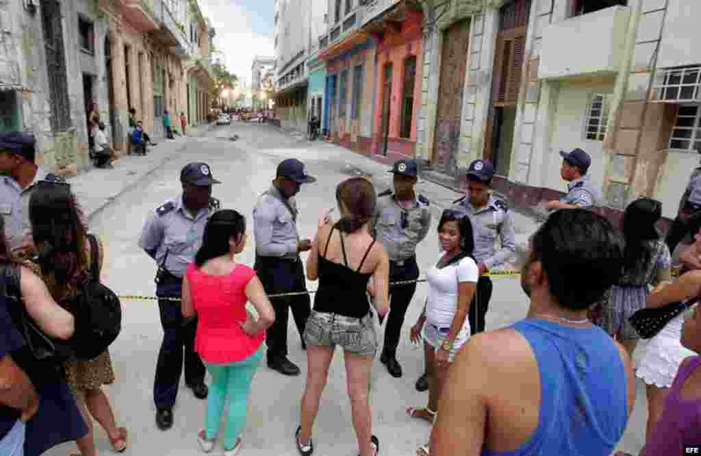  Policías cubanos controlan el acceso a la zona donde la casa de modas francesa Chanel realiza un desfile.