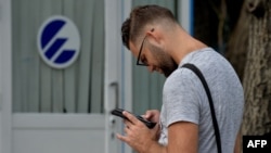 Un cubano se conecta a internet desde su teléfono celular en La Habana. (Yamil Lage / AFP).