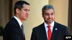 El presidente interino de Venezuela, Juan Guaidó, saluda al mandatario de Paraguay, Mario Abdo Benitez. 