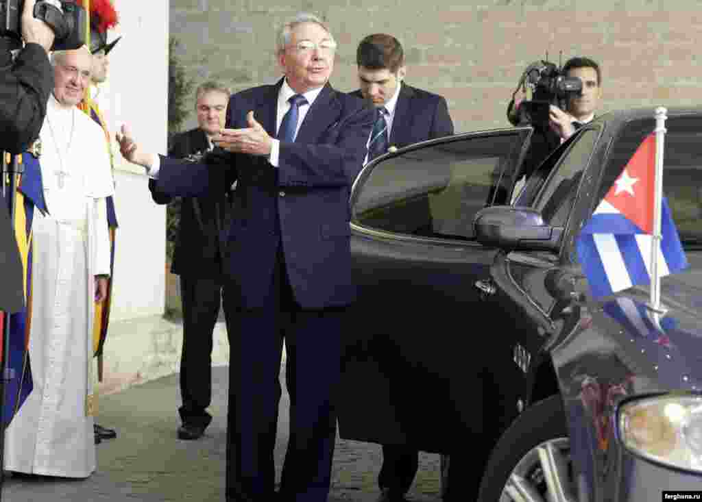 Tras la reunión con el Papa, Castro se dirige a una reunión con el Premier italiano.