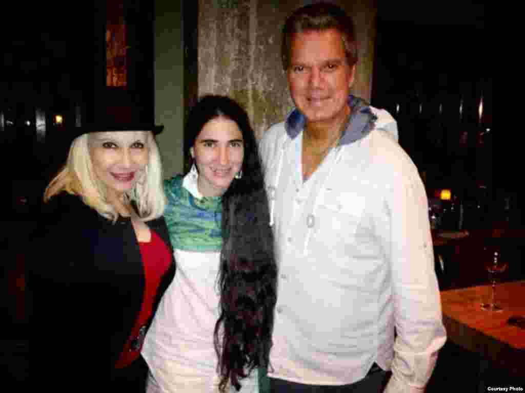 Yoani con Willy Chirino y Lissette Alvarez. Tomado del Twitter de Yoani Sánchez.