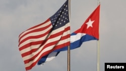 Vista de las banderas de Cuba y Estados en la Embajada de Estados Unidos en La Habana, Cuba, el 13 de mayo de 2024. REUTERS/Alexandre Meneghini/Foto de archivo