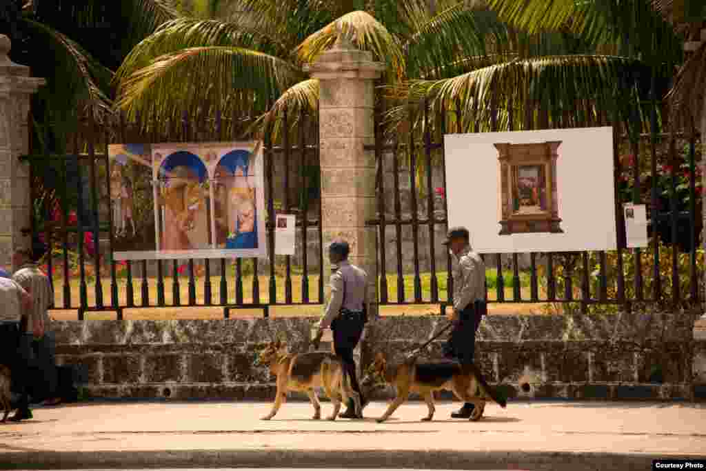 Policías en la Habana Vieja, pasadas las 3:00 p.m. del 20 de marzo.