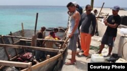 Cubanos que esperan pase el mal tiempo, islas Caimán.