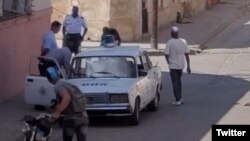 Vigilancia policial frente a la vivienda de Katerine Mojena, portavoz de UNPACU. 