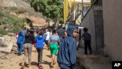 Migrantes en Tijuana, México, intentando llegar a Estados Unidos, el 26 de septiembre de 2023. (AP Photo/Karen Castaneda).