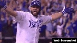 Kendrys Morales reacciona tras impulsar su 500ta carrera en Grandes Ligas.