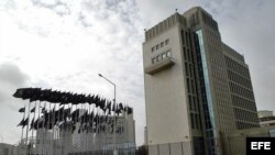 Vista del edificio de la Sección de Intereses de EEUU en Cuba (SINA) ubicado en el malecón habanero. 