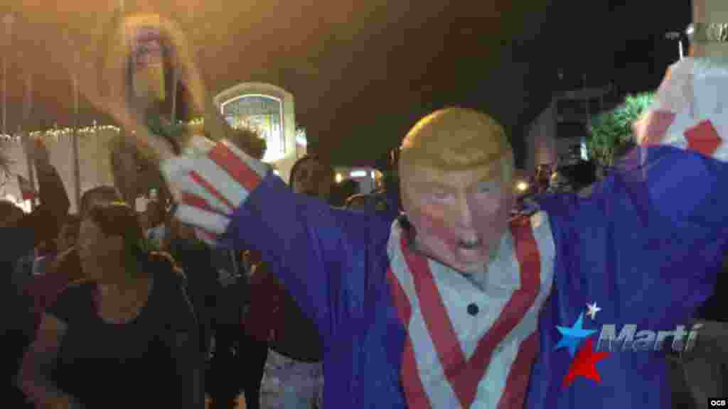 Caravanas de autos tocaban sus claxones por las calles de Miami tras conocerse de la muerte de Fidel Castro.