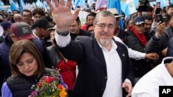 El presidente electo Bernardo Arévalo durante una marcha en protesta por la interferencia del gobierno en las elecciones que ganó en agosto, en la Ciudad de Guatemala, el 7 de diciembre de 2023. (Foto AP/Moises Castillo, Archivo)