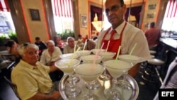 Un cantinero sirve daiquirís en El Floridita, en La Habana (Cuba).