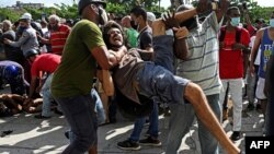 Leonardo Romero Negrín fue brutalmente arrestado el 11 de julio de 2021 frente al Capitolio. YAMIL LAGE / AFP