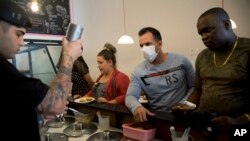 Una cafetería en La Habana. AP Photo/Ismael Francisco