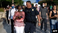 El jefe de la Policía de Houston, Art Acevedo, marcha durante una demostración denominada Justicia para George Floyd, en Houston, Texas, el 30 de mayo.