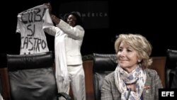 La presidenta del PP de Madrid, Esperanza Aguirre, y la portavoz de las Damas de Blanco de Cuba, Berta Soler, durante un acto en la Casa de América de Madrid.