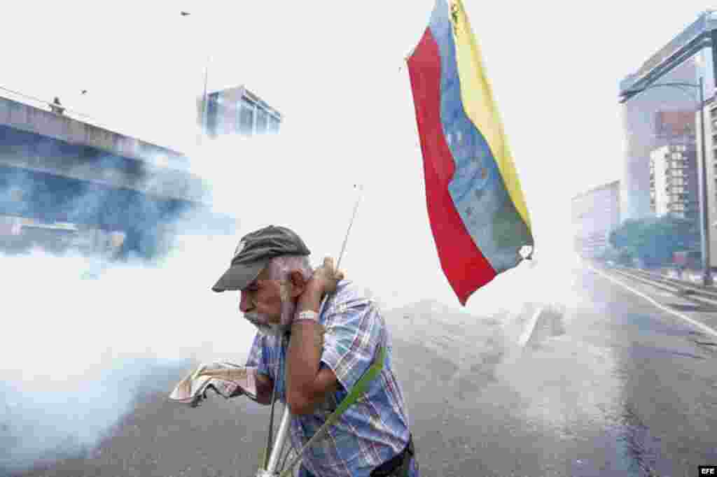 Centenares de opositores se enfrentaron a los cuerpos de seguridad para mantenerse en las calles protestando, pese al uso de bombas lacrimógenas por parte de las fuerzas policiales.