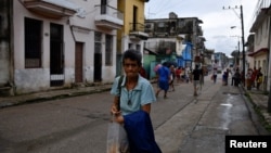 La red nacional colapsó por segunda vez en 24 horas este sábado, para una segunda jornada de apagón total. Una mujer camina por La Habana, Cuba, el 19 de octubre de 2024. REUTERS/Norlys Perez