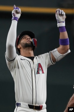 El jardinero de los Diamondbacks de Arizona Lourdes Gurriel Jr. (12) contra los Padres de San Diego en la primera entrada durante un partido de béisbol, 27/09/2024, en Phoenix. (AP Photo/Rick Scuteri)