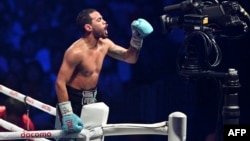 Robeisy Ramírez celebra su victoria sobre Satoshi Shimizu. en el combate por el título mundial de peso pluma de la OMB en Ariake Arena en Tokio el 25 de julio de 2023. (Foto de Kazuhiro NOGI / AFP)