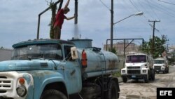 Varias pipas de agua son llenadas en un acueducto para el abastecimiento de este líquido a la población habanera.