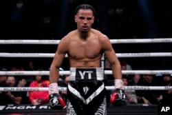 Yoenis Téllez celebra tras derrotar a Sergio García en su combate de boxeo del peso superwélter, el sábado 29 de julio de 2023, en Las Vegas. (AP Photo/John Locher)