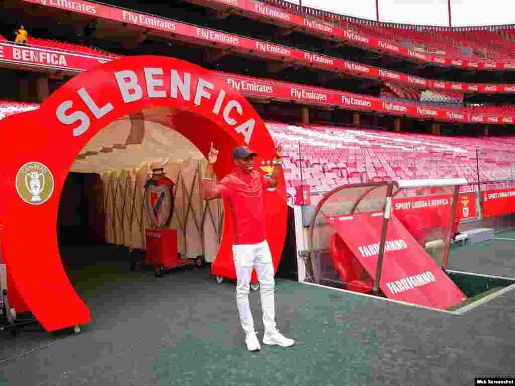 &quot;Estoy muy feliz de representar al Benfica y espero saltar de nuevo por encima de los 18 metros con el club&quot;, declaró Pedro Pablo Pichardo durante el acto de presentación en Lisboa. El atleta es una de las bajas más sensibles que sufre el deporte cubano, cada vez más impotente de retener a sus figuras ante las millonarias ofertas que reciben en el exterior.