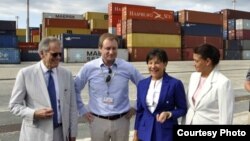 La secretaria de Comercio de EE.UU., Penny Pritzker (2da d.) visita el puerto cubano de Mariel.