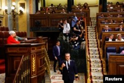 El presidente del Gobierno español, Pedro Sánchez, llega a una sesión parlamentaria para aprobar un proyecto de ley que concede amnistía a los involucrados en el intento de independencia de Cataluña en 2017, 30 de mayo de 2024. REUTERS/Susana Vera