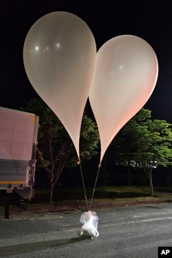 Foto proporcionada por el Ministerio de Defensa de Corea del Sur, muestra dos globos con basura enviados por Corea del Norte, en la provincia de Chungcheong Sur, el 29 de mayo de 2024. (Ministerio de Defensa de Corea del Sur vía AP, Archivo)