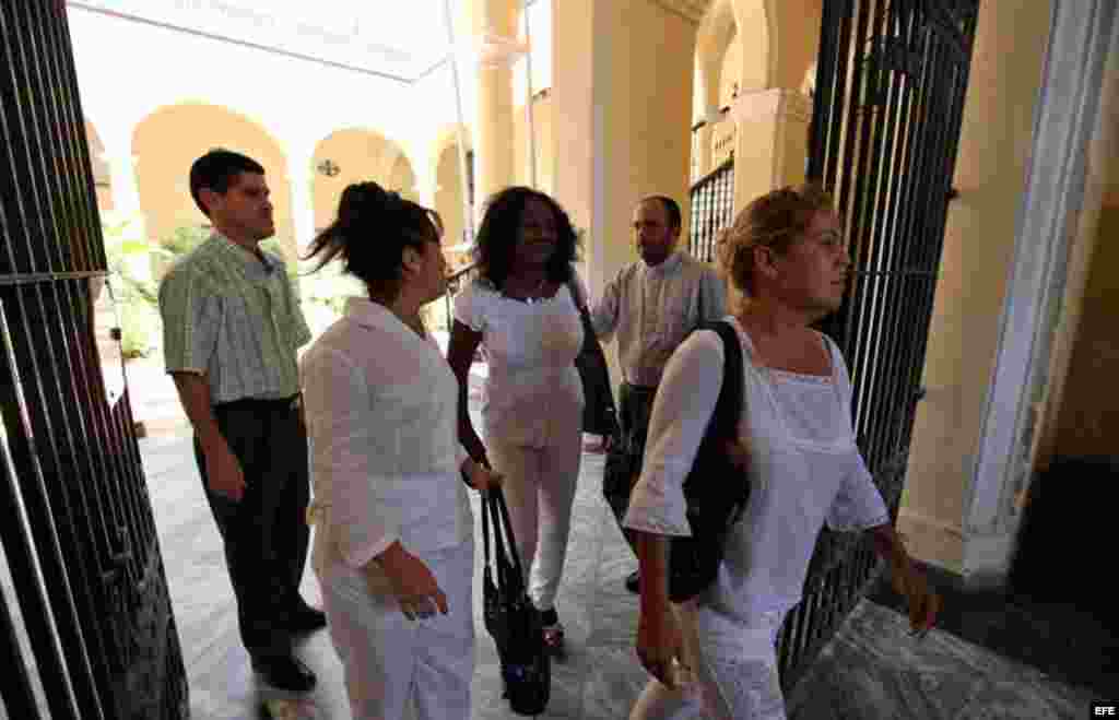 En este encuentro, solicitado por las Damas de Blanco, tambi&eacute;n particip&oacute; Julio Orlando M&aacute;rquez Rom&aacute;n, portavoz del Arzobispado de La Habana.