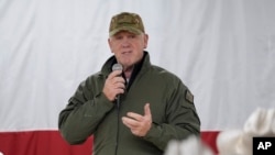 El nuevo jefe de la frontera estadounidense, Tom Homan, habla con policías estatales y guardias nacionales que participan en la Operación Estrella Solitaria el martes 26 de noviembre de 2024, en Eagle Pass, Texas. (Foto AP/Eric Gay)