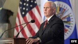 El vicepresidente de EE.UU., Mike Pence, habla durante una sesión extraordinaria protocolaria del Consejo Permanente de la Organización de Estados Americanos.