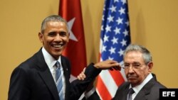 Raúl Castro (d) y el presidente de Estados Unidos Barack Obama, durante una rueda de prensa en el Palacio de la Revolución de La Habana.