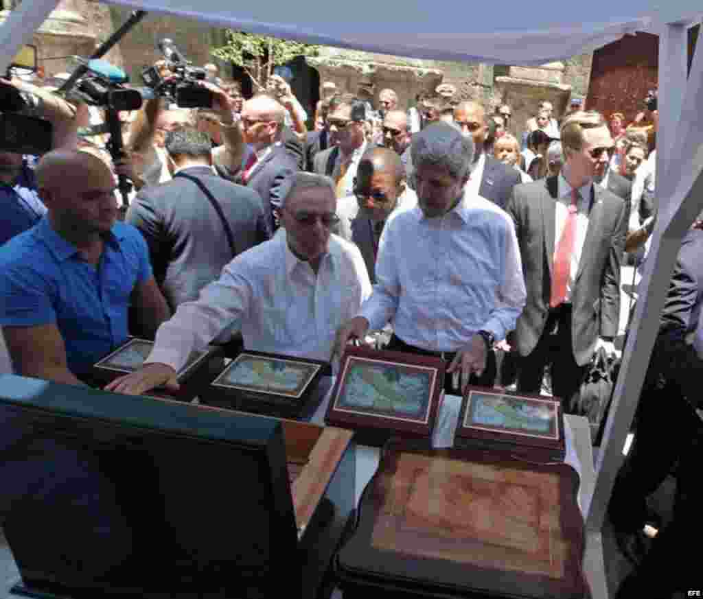 El secretario estadounidense de Estado, John Kerry (c), observa varias cajas de tabacos en La Habana Vieja (Cuba). &nbsp;