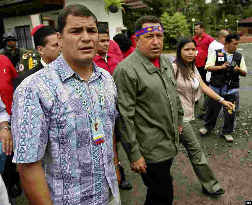 Foto de Archivo. Los presidentes de Ecuador, Rafael Correa (i), y de Venezuela, Hugo Chávez (c), junto a la hija del mandatario venezolano, Gabriela Chavez (d).Entre los años 2004 y 2012 María Gabriela hizo las veces de &lsquo;primera dama&rsquo; acompañó a Chávez en viajes oficiales.