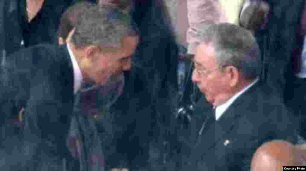 Obama y Castro se saludan en el funeral de Nelson Mandela en Johannesburgo, en diciembre de 2013.