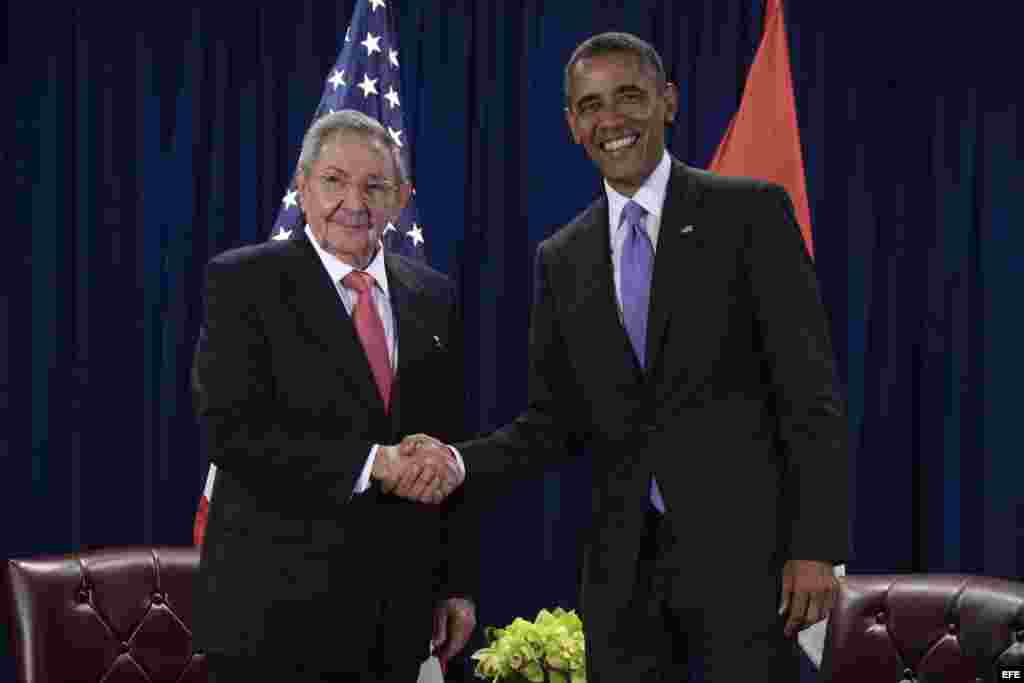 Barack Obama se reúne con su homólogo cubano, Raúl Castro, en la sede de las Naciones Unidas en Nueva York. EFE